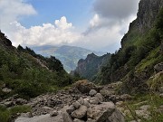 31 La  Val Gerona sale tormentata e il sentiero si sposta ricercando i passaggi meno impegnativi